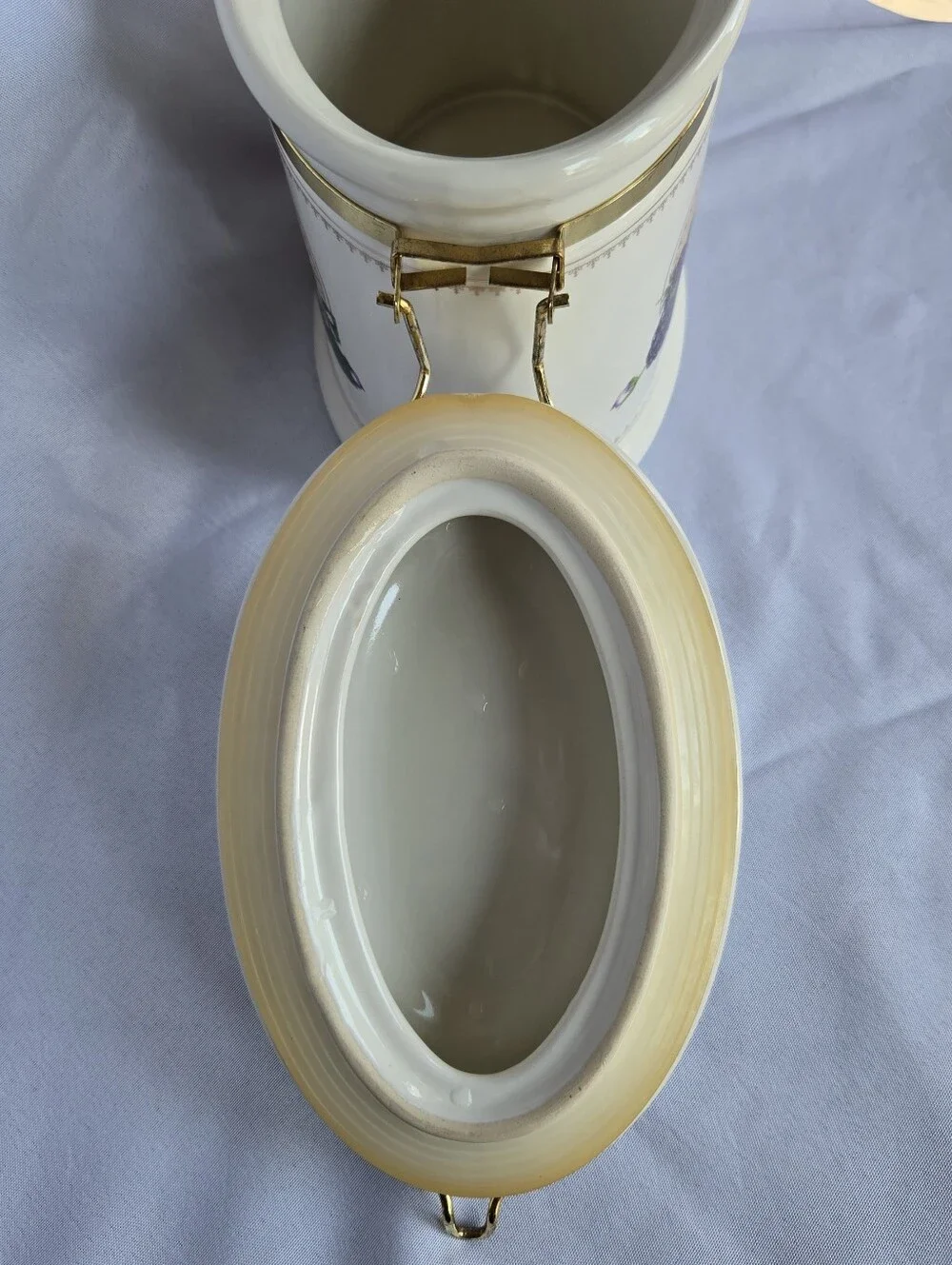 Knott's Berry Farm Ceramic Berry Canister Gold Trim